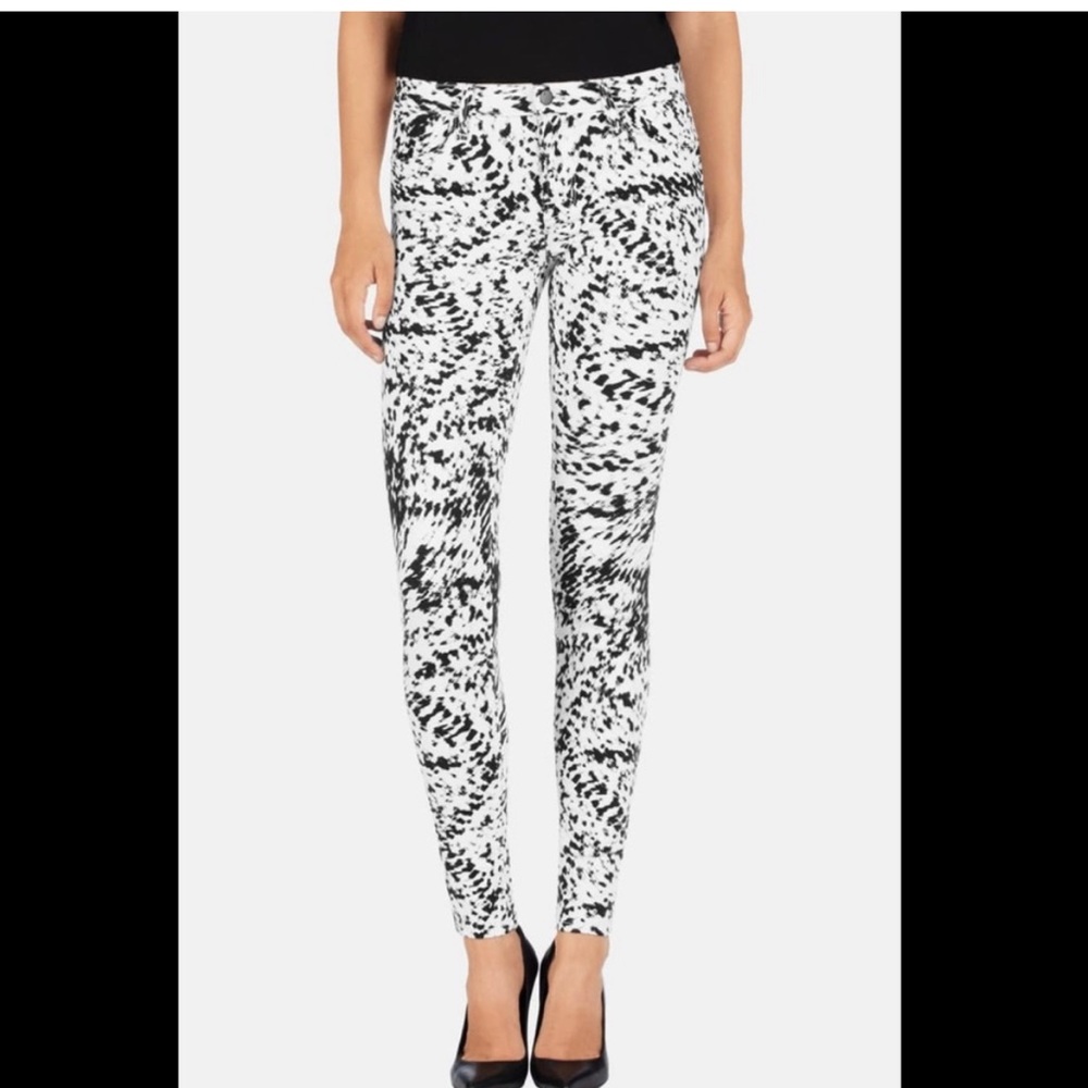 J BRAND mid rise super skinny, printed jeans in white and black pattern sz 26